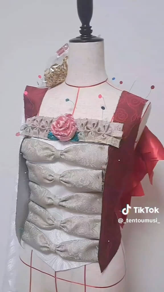完成したパーツを縫い付けていく