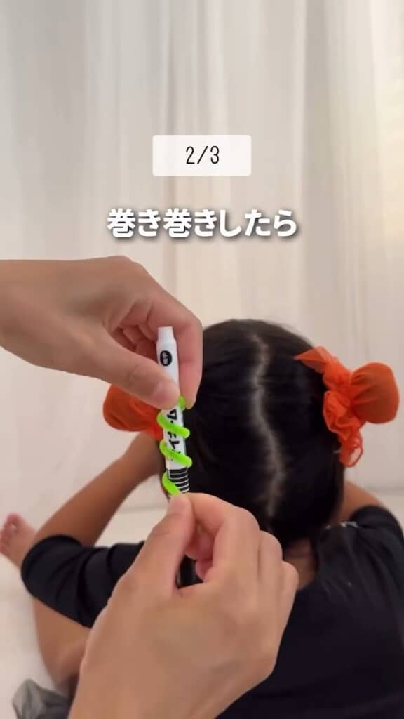 緑色のモールをペンに巻き付ける