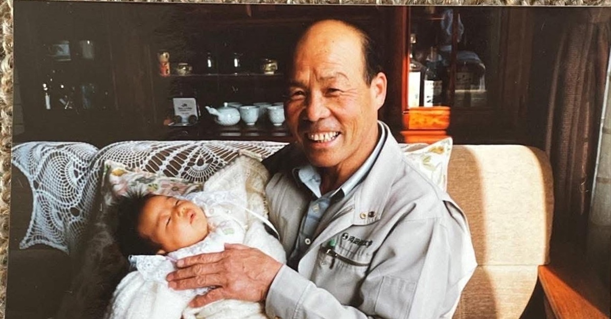 初孫を抱っこするおじいちゃん→30年後……　90歳になった“まさかの姿”に「ええなあ」「こうして繋がっていくって素敵」（1/2） | 写真 ねとらぼ
