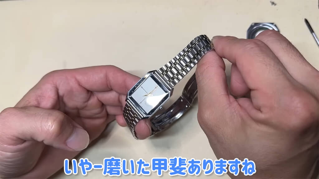 美しく復活した腕時計を見て、ニクさんはうれしそうです