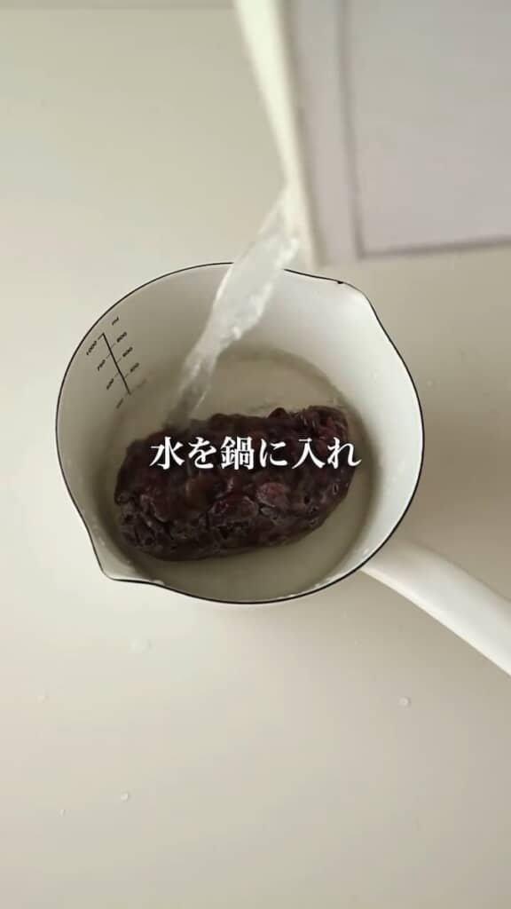 鍋に冷凍しておいた皮と水を入れる