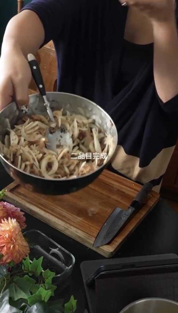 サバ缶と玉ねぎをカンタン酢で味付け