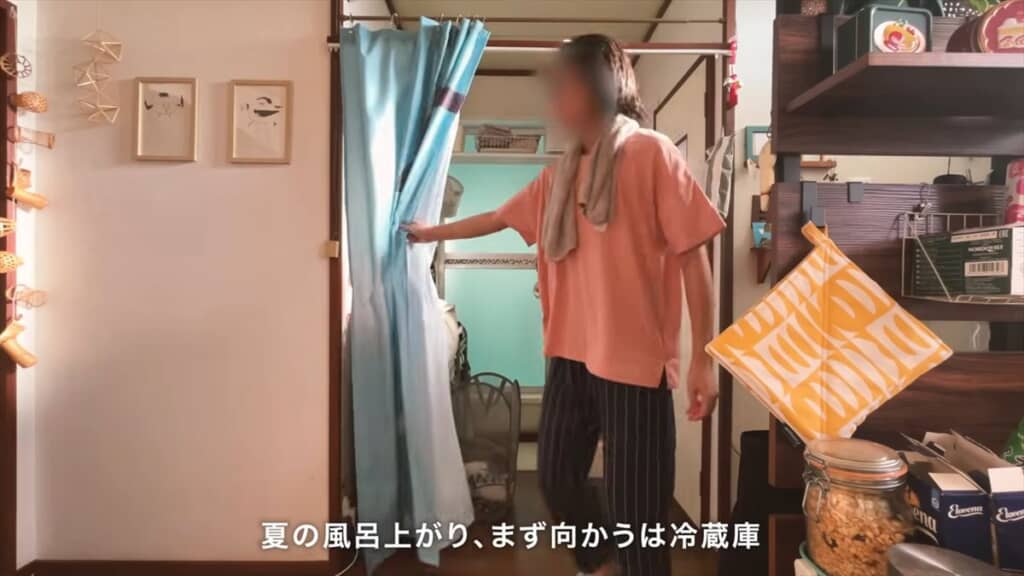お風呂上がりに冷蔵庫へ……