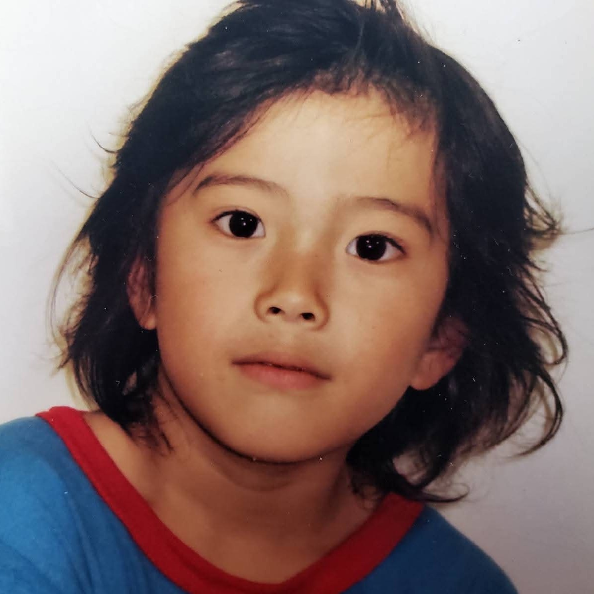 キッズモデルだった3歳息子→21年後……「嘘だと言ってくれ」現在の姿に「まって好きw」「何が起きたのこのイケメンに」 | ライフスタイル ねとらぼ