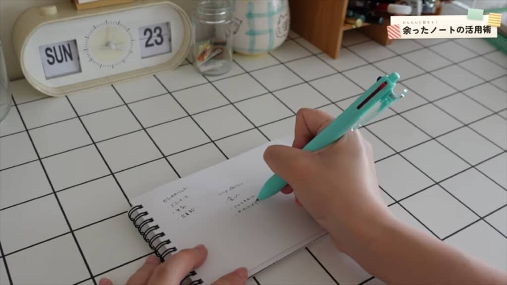 ノートに書き込むてんさん)