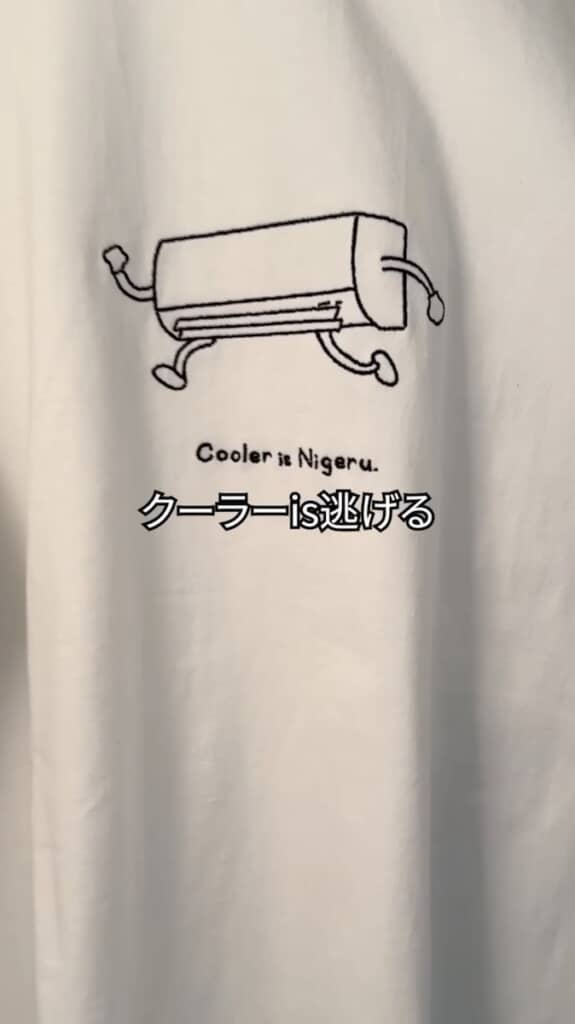 ポップでかわいいデザインの「クーラーis逃げるTシャツ」