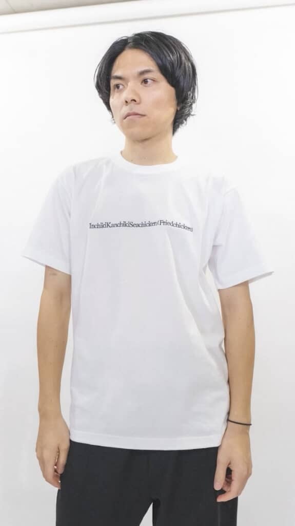 着用イメージ。一見おしゃれな英字Tシャツですが、よく見るとニヤリ