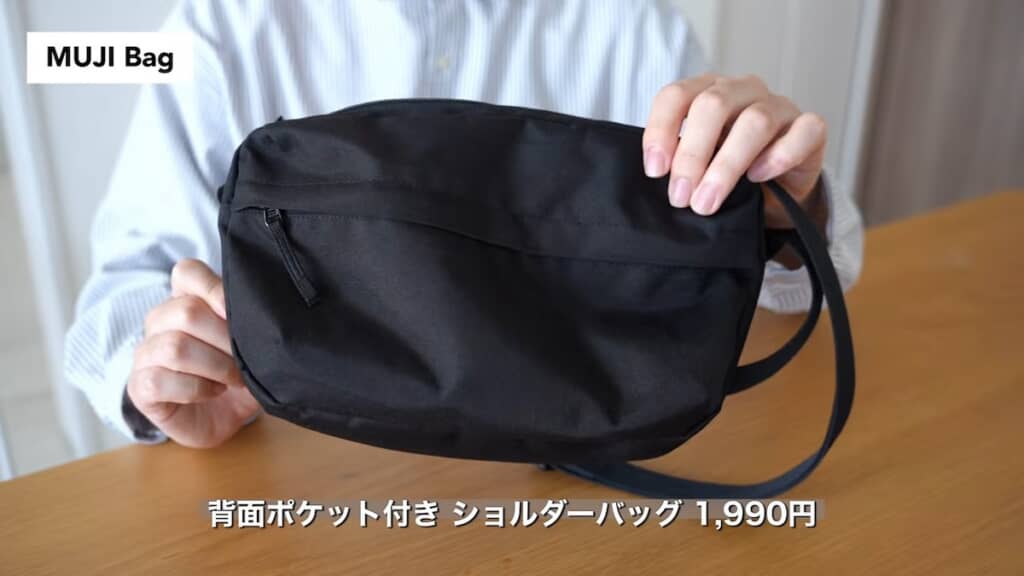1つ目は「撥水　再生ポリエステル　背面ポケット付き　ショルダーバッグ」（1990円）