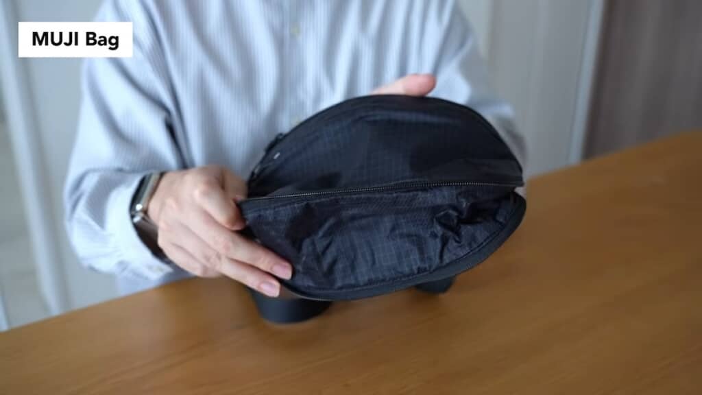 外側のファスナーを開くとマチが広がる設計