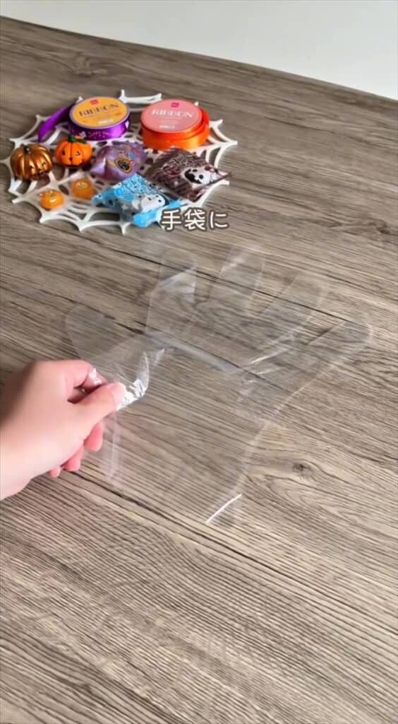 透明のビニール手袋を使います