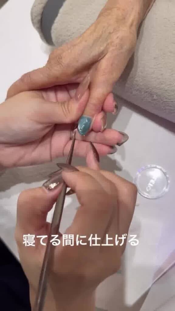 寝てる間にネイルを仕上げるがぁさん