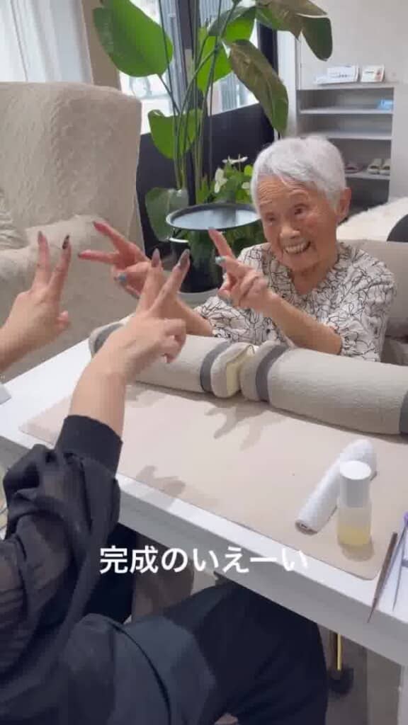 完成のピースサイン