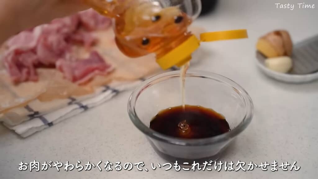 薄力粉をまぶした豚こま肉を焼き、はちみつ入りのたれと絡める