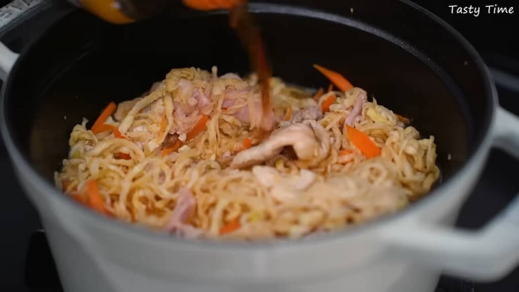 さっと洗った切り干し大根と、豚こま肉、ニンジンを炒め、めんつゆで煮詰める