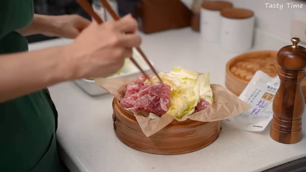 塩こうじをもみ込んだ肉と、大きくちぎったキャベツをせいろで蒸す