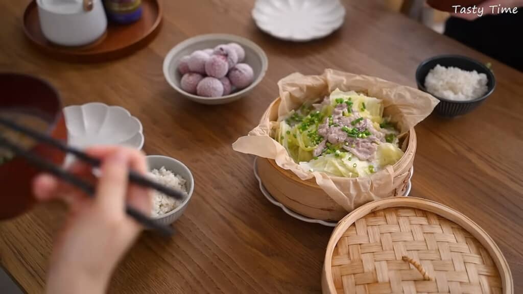 「豚こまとキャベツの塩こうじ蒸し」の完成