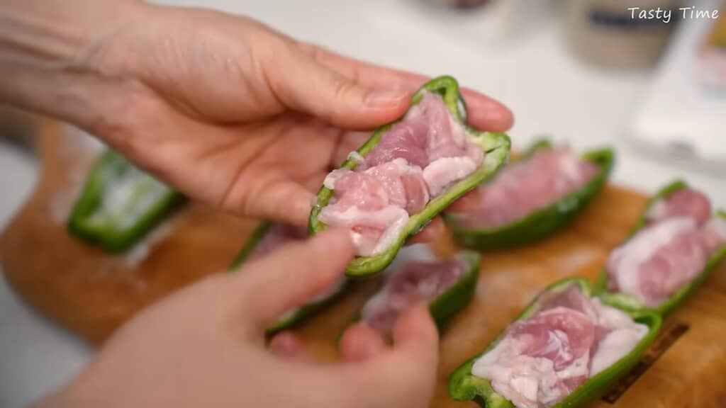 下味を付けた豚こま肉を、片栗粉を振ったピーマンに詰める