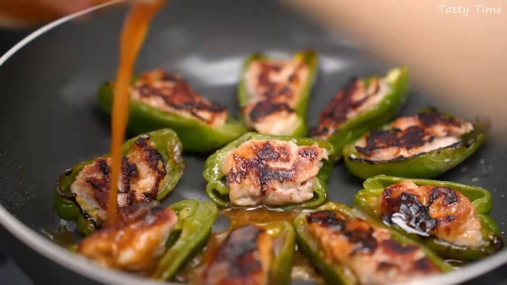フライパンで焼き、たれを絡める