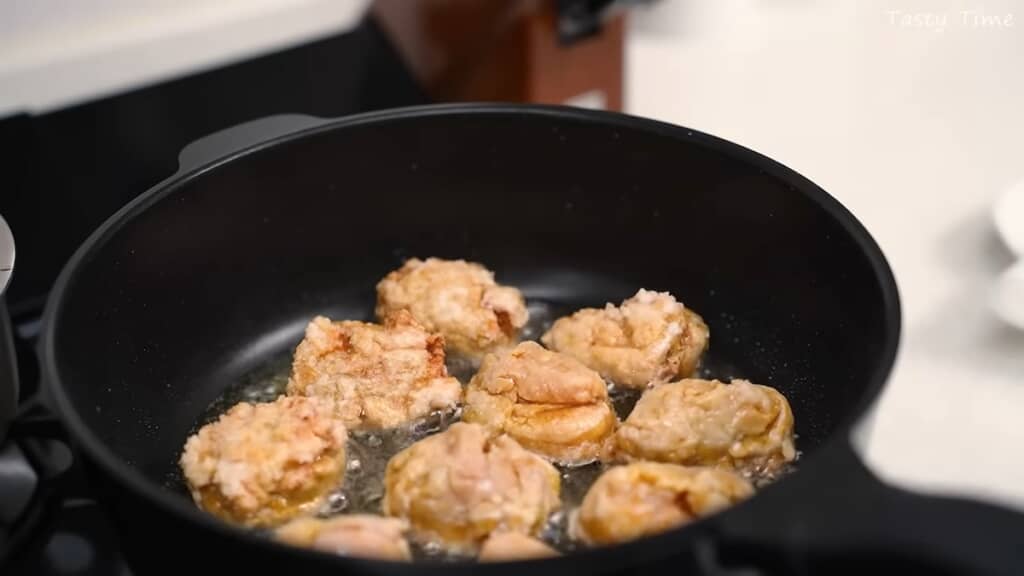 下味を付けた肉をぎゅっと丸め、片栗粉をまぶして揚げ焼きにする