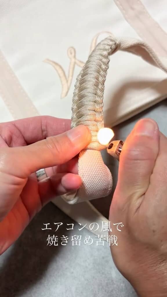 編み終わりはライターで焼いて留めます