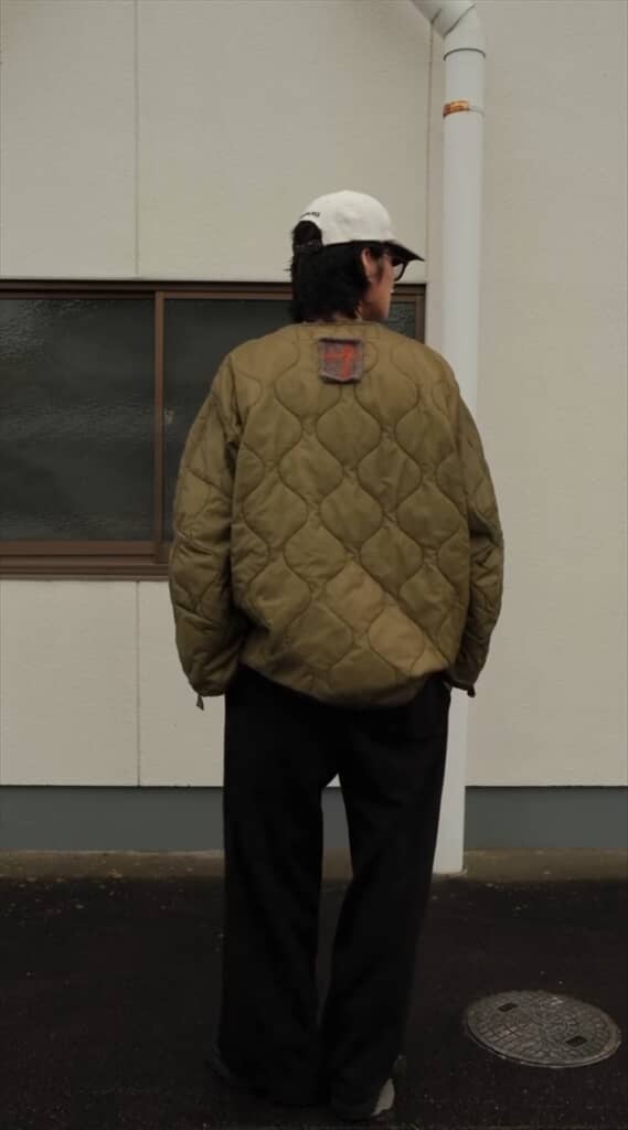 背面パーツで個性的な一着に