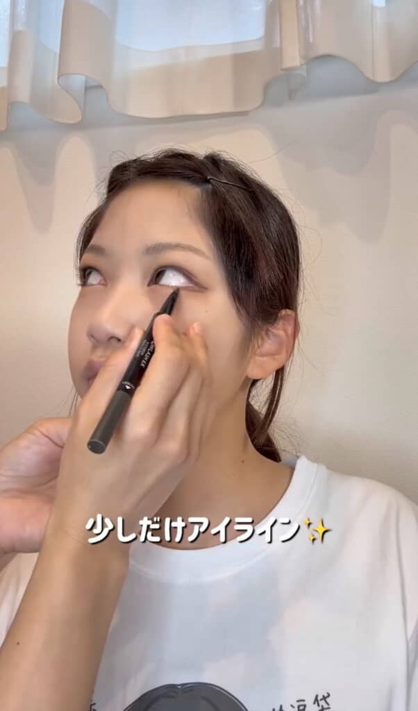 少しアイラインを足します