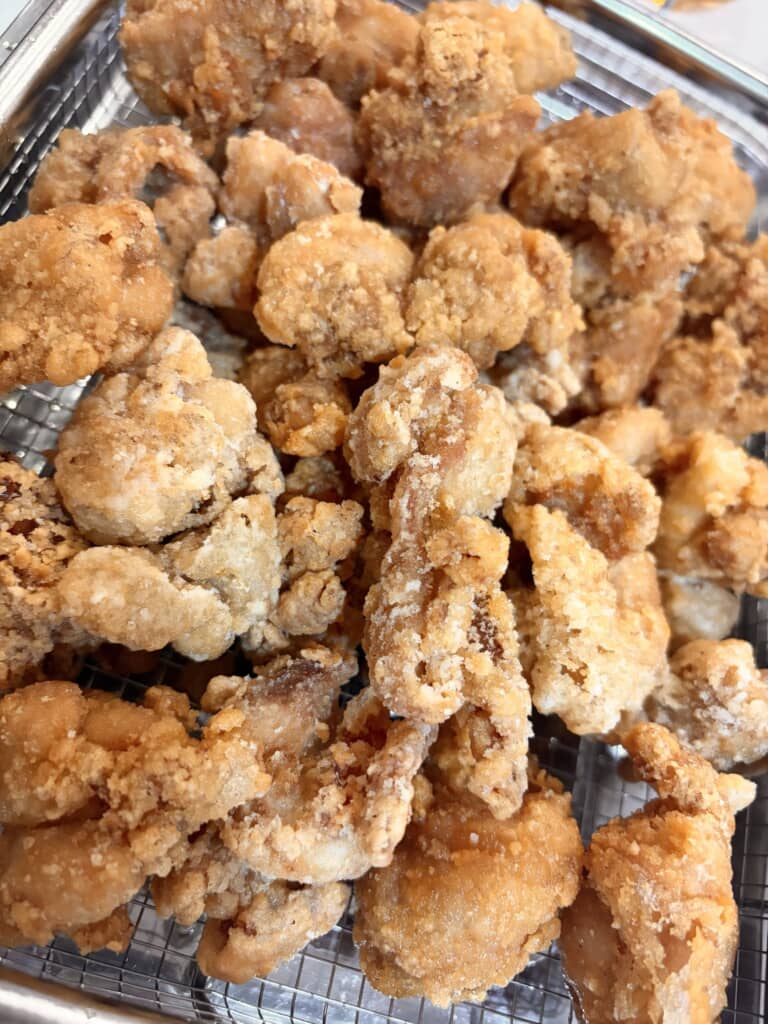 おいしそうなから揚げをたっぷり揚げて待つことに