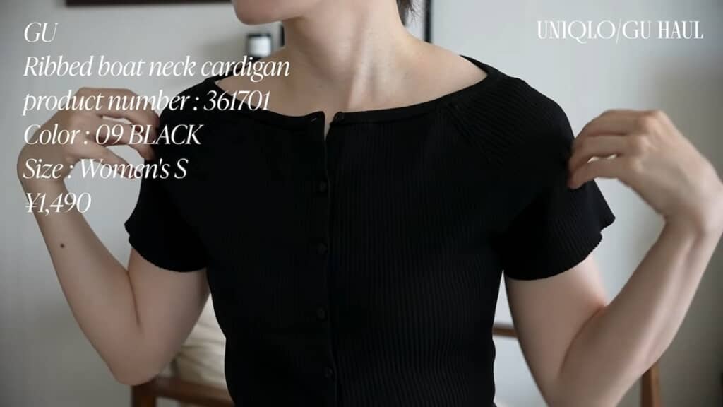 ボートネックで顔まわりがすっきりとした印象に