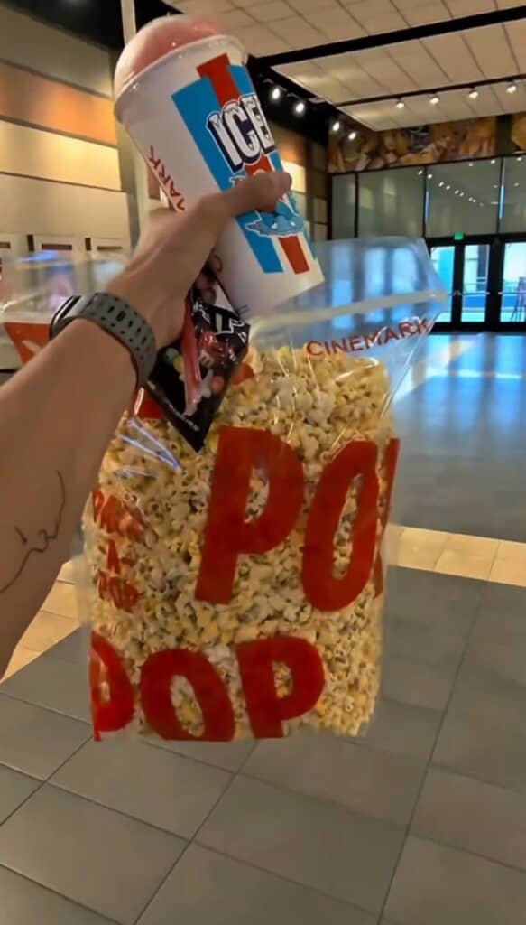 映画のお供にポップコーンやフローズンドリンクを用意