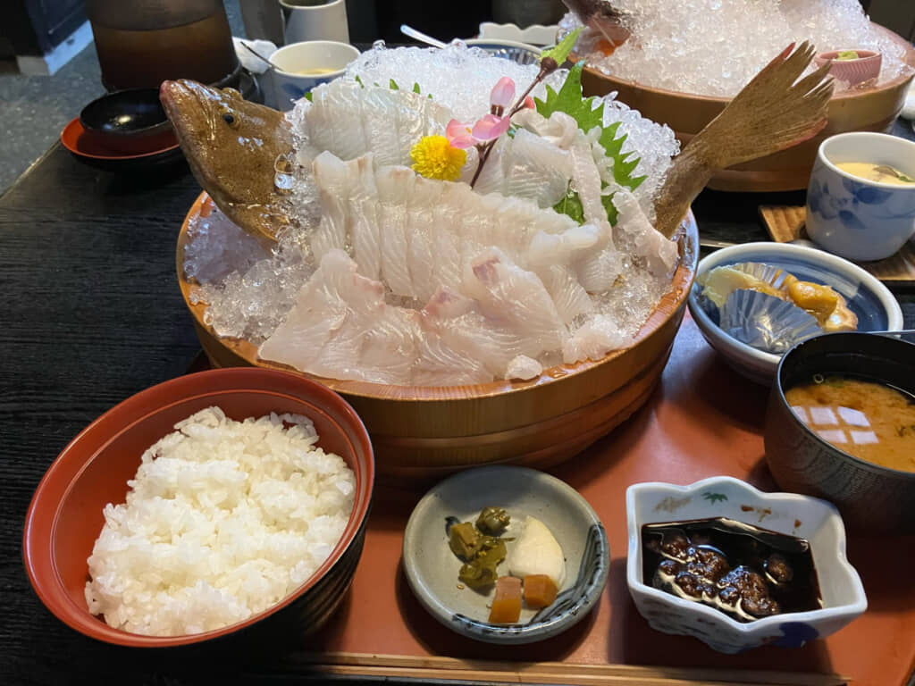 豪華なヒラメの姿造りに小鉢がいくつかと、汁物、デザートもあったとのことでした