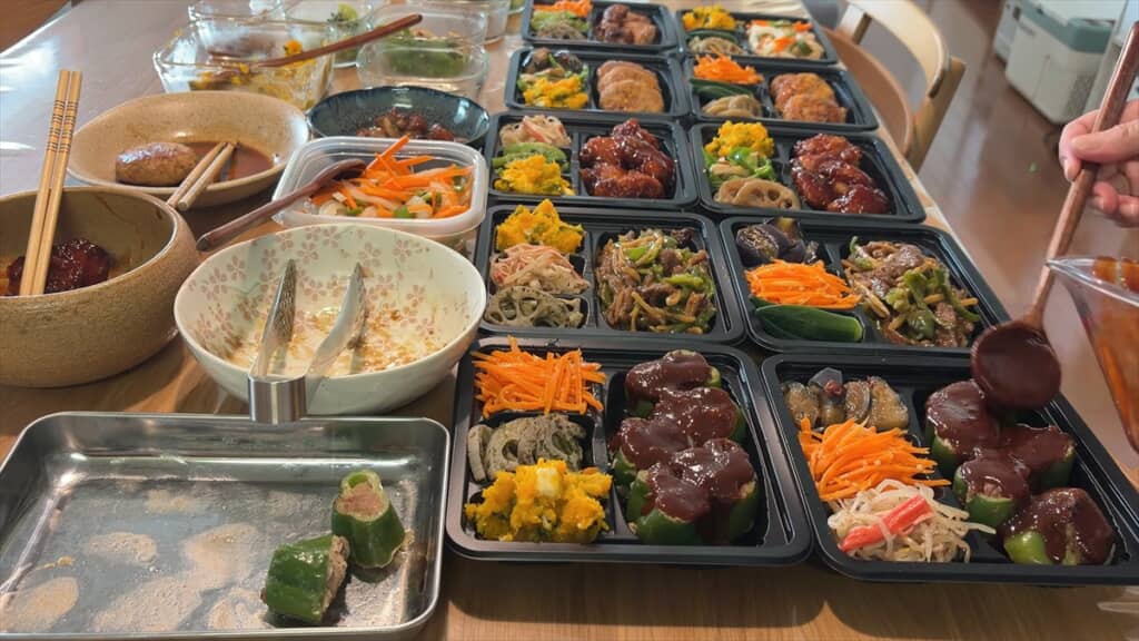 お弁当容器に詰めていきます。まるで本当のお弁当屋さん