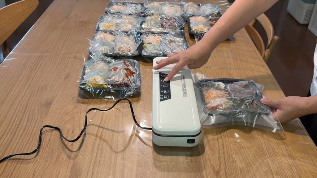 冷凍したお弁当を真空保存します