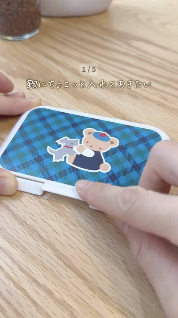 ウエットシートのふたを貼り付けてカット