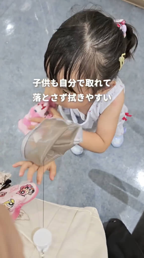 小さな子どもも自分でハンカチを取り出せます