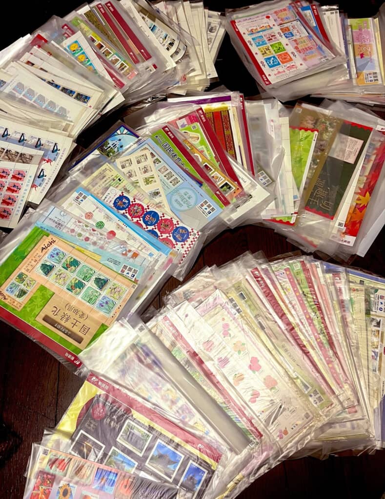 曽祖父がコレクションしていた切手の山