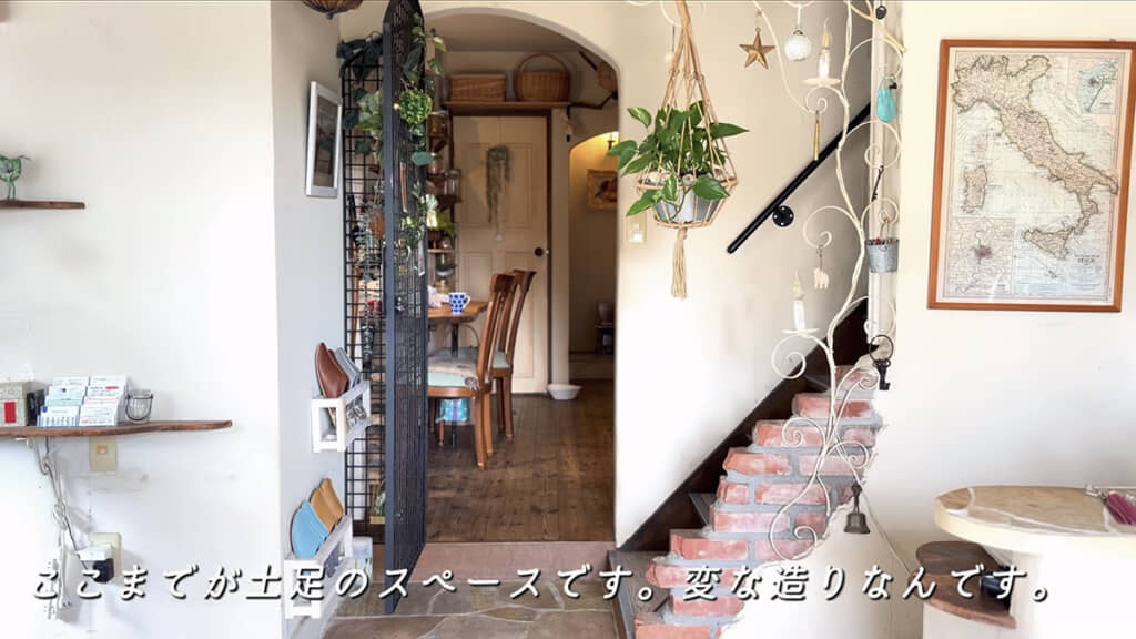 植物やレンガの壁など、ステキなインテリアがあちこちに