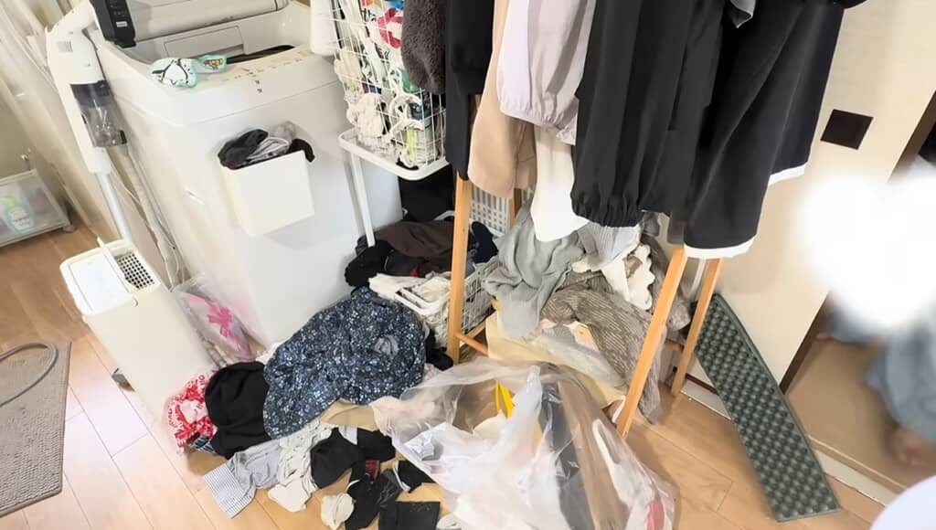 まず洗濯機まわりを片付けていく