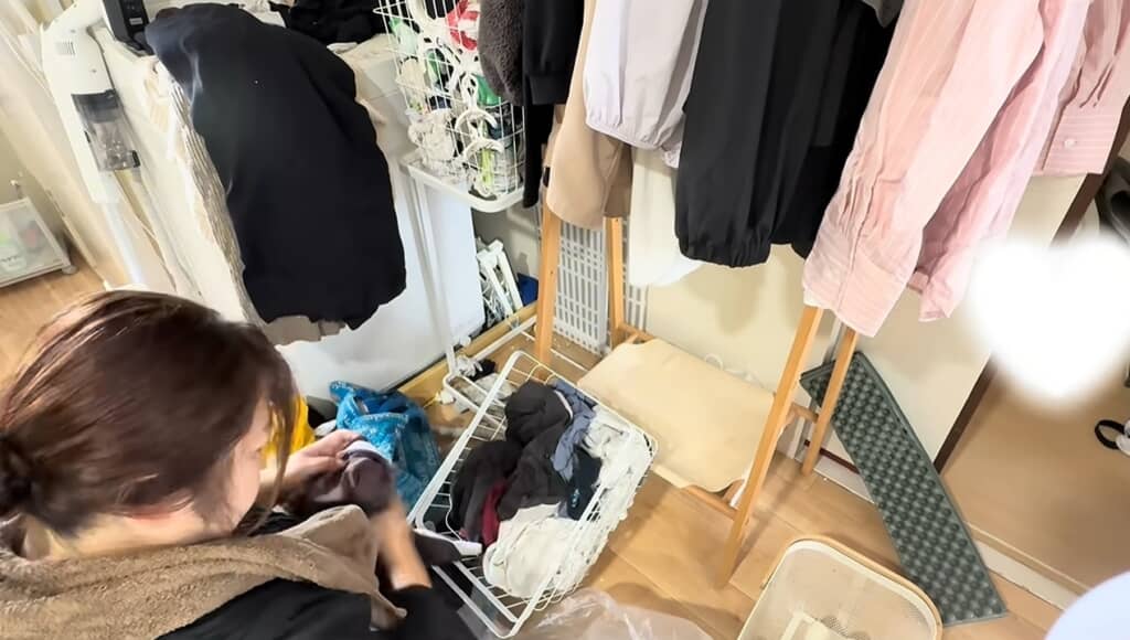 ラックに入っているものも片付けていきます