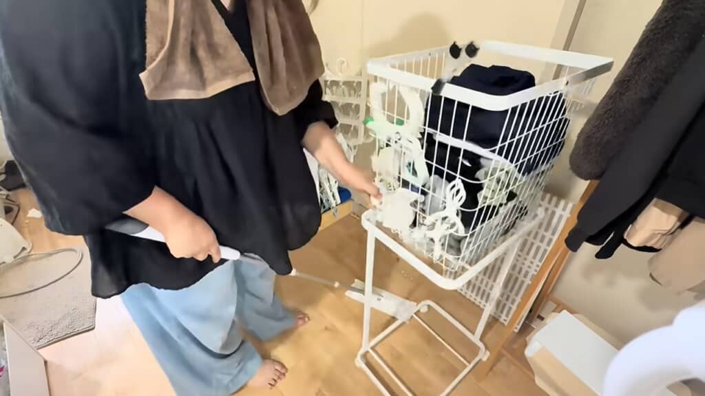 フローリングワイパーをかけます