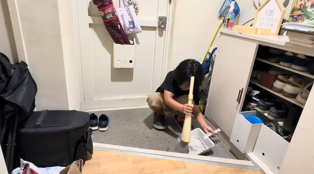 助っ人が掃き掃除をお手伝いしてくれました