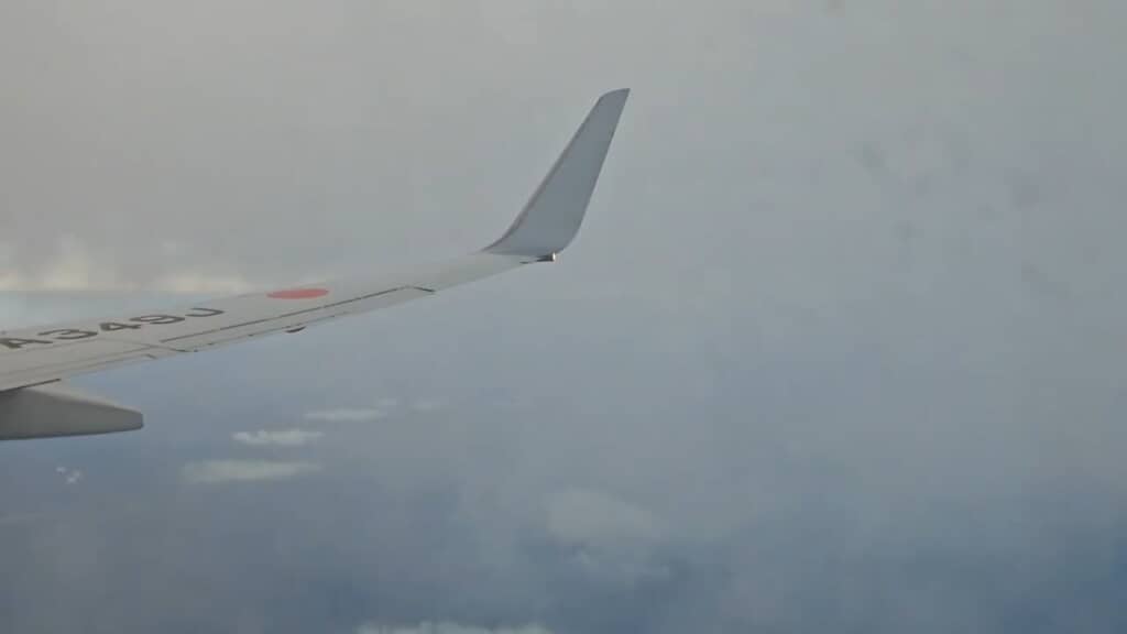 荒天下で離陸した飛行機は雲の中へ突入