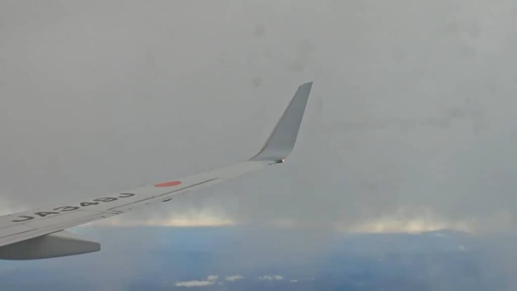 窓の外は暗雲でいっぱい