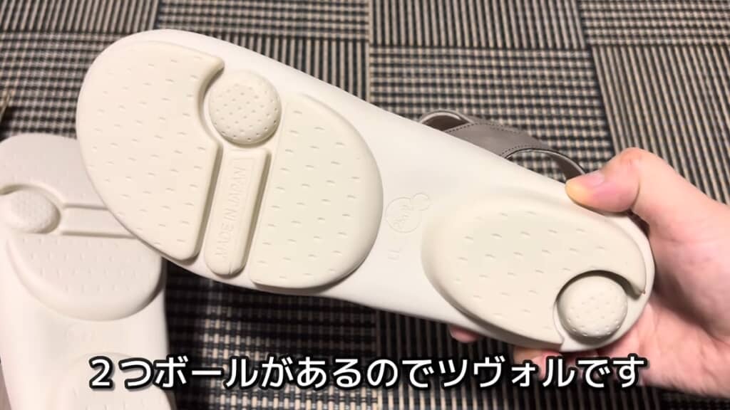 ソールの裏に2つのボールがあしらわれています