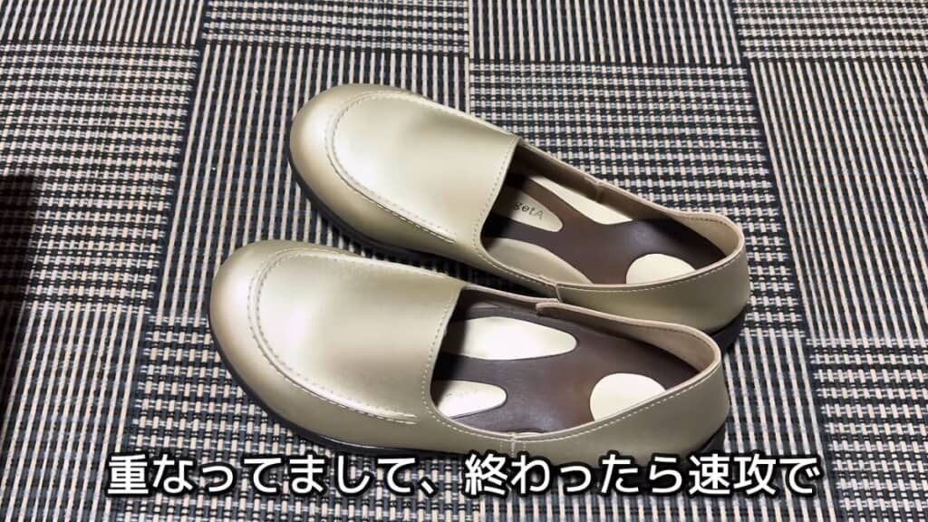 シャンパンゴールドのドライビングローファー