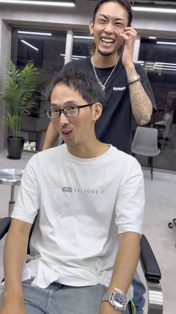 お客さん本人も驚きの様子。メガネをかけても似合っていますね