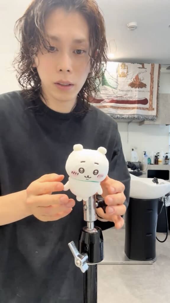 首を締められているような、かなりきつそうなカット姿勢