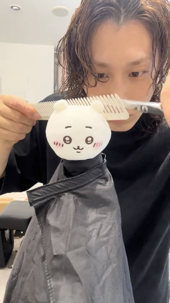 ていねいに髪（？）を整えていきます