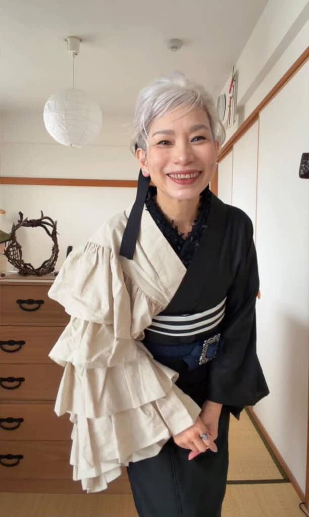 フリル尽くしの着物を着た長谷川さん