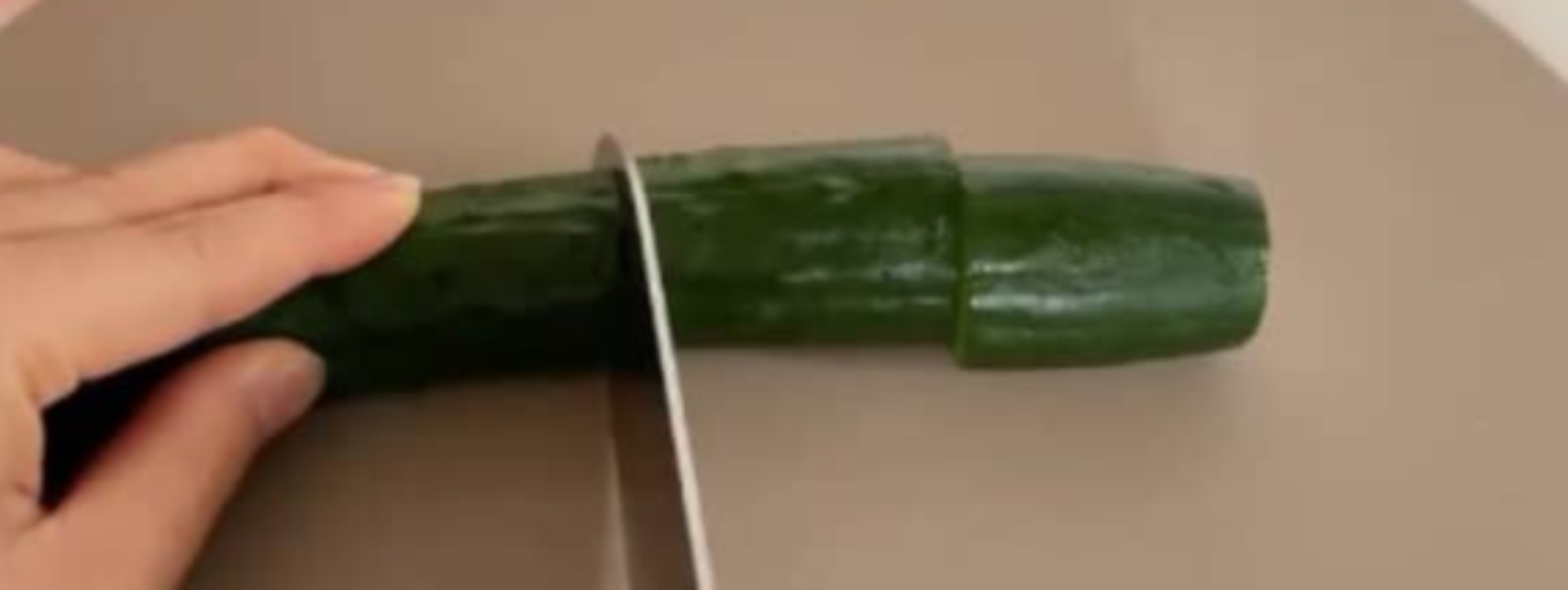 キュウリを短く切ってストローを刺すと…… 163万再生のアイデアに「簡単なのに凄い」「天才すぎませんか」(1/3) | ライフハック ねとらぼ