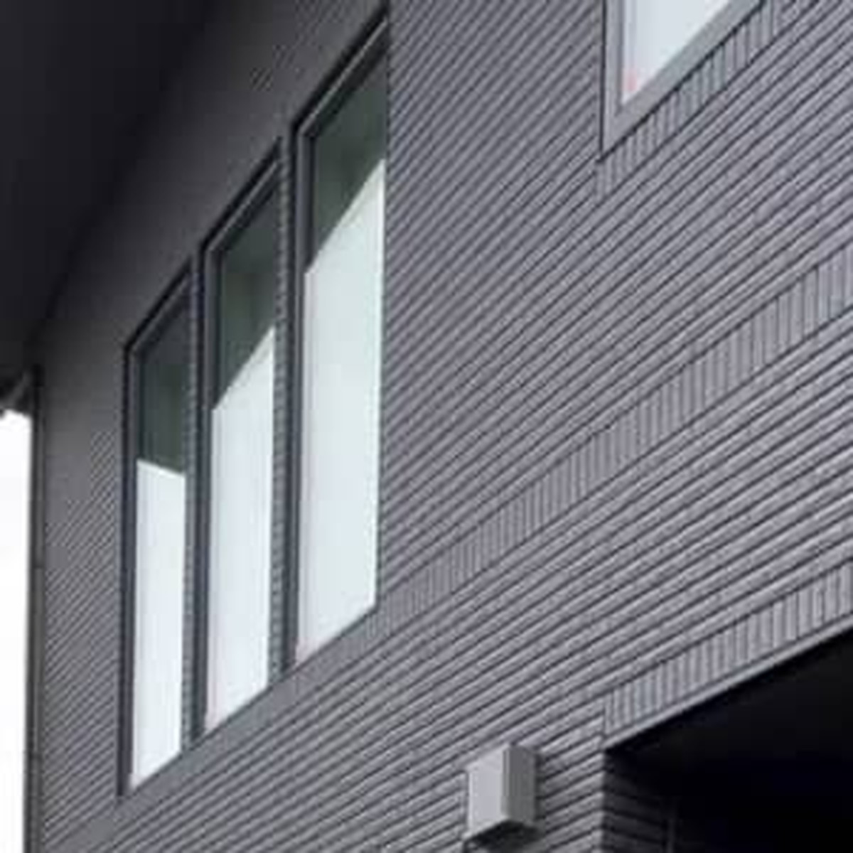 「玄関屋根は110センチ以上にしとけ!」新築完成後の“惨状”に「うちもまさにその状態」「見てて切ない」(1/3) | ライフスタイル ねとらぼ